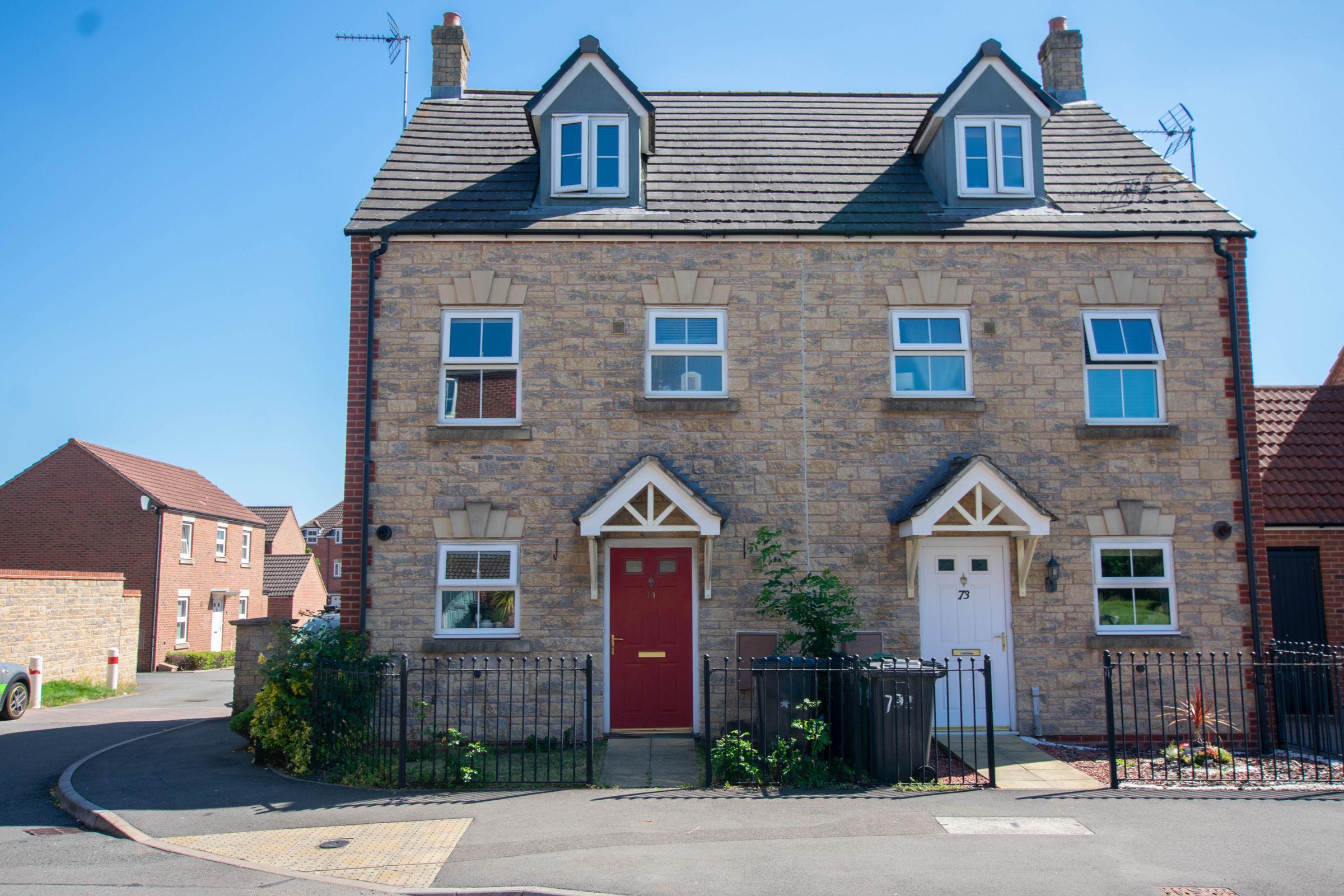 3 bed semidetached house to rent in Thatcham Avenue, Quedgeley