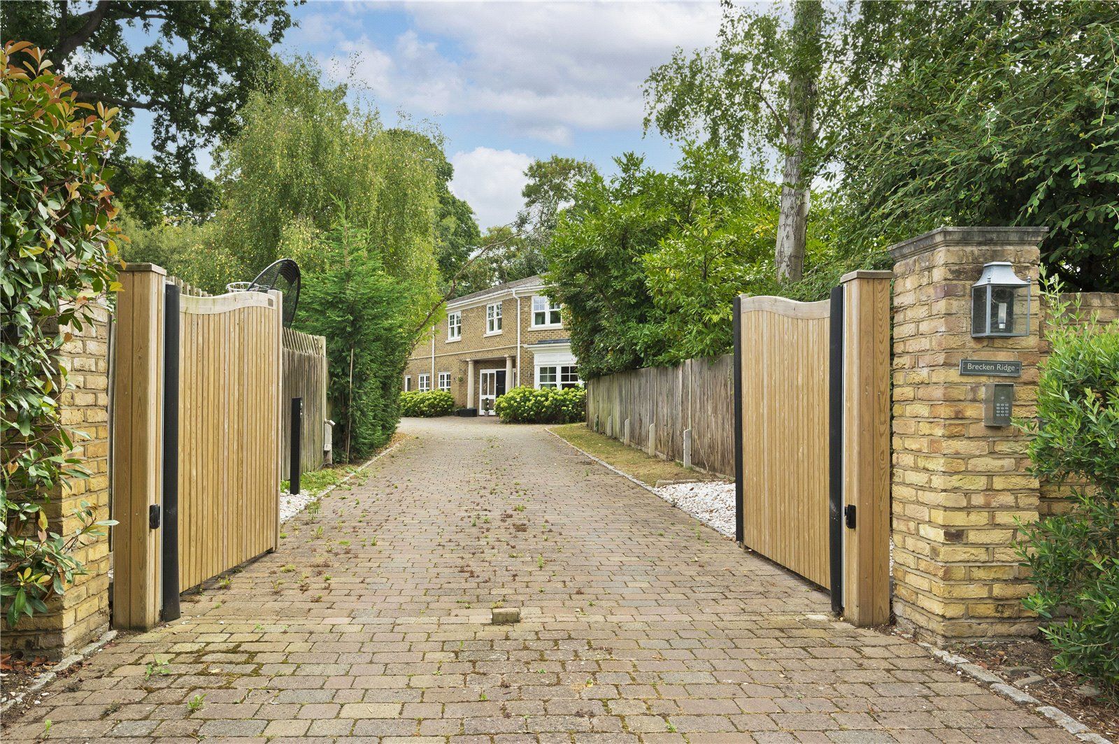 5 bed detached house to rent in Ruxley Crescent, Claygate, Esher