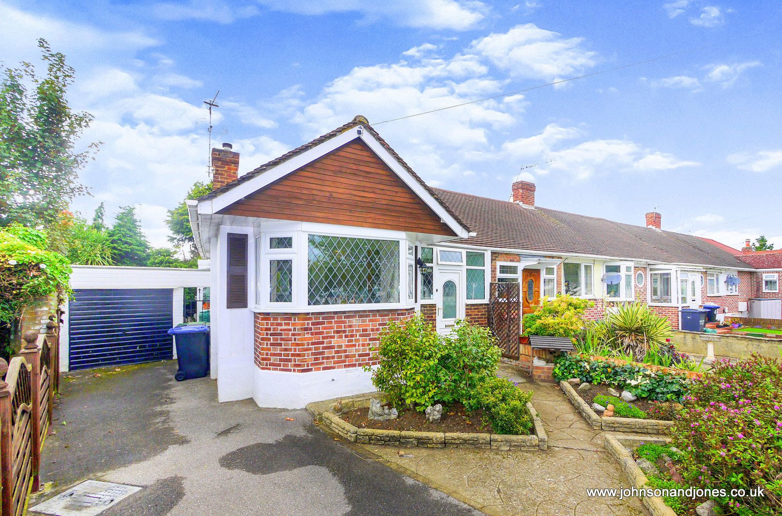 2 bed semidetached bungalow for sale in Bramley Close, Chertsey KT16