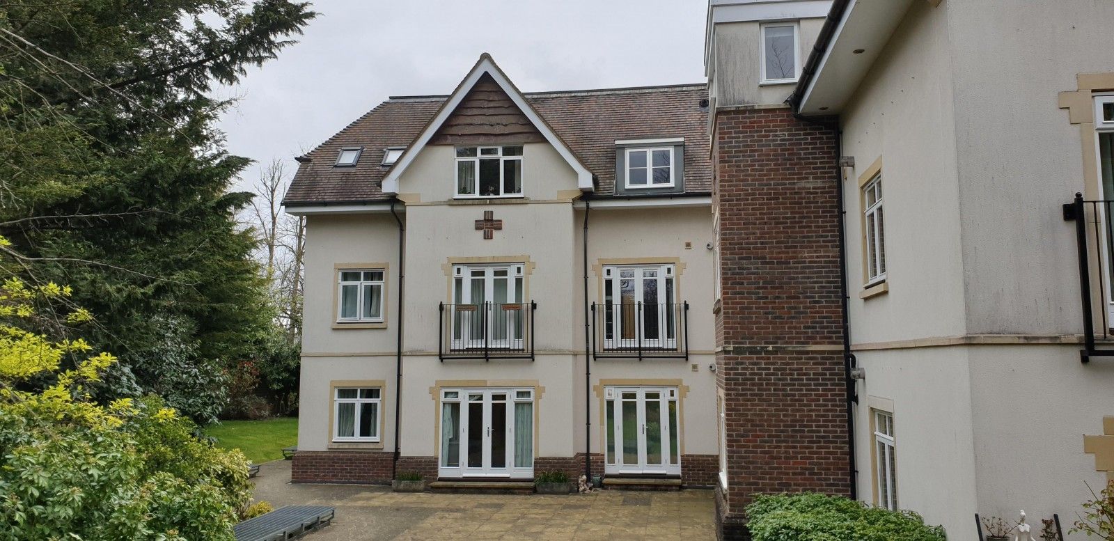 2 bed flat to rent in Emineo, Station Road, Beaconsfield