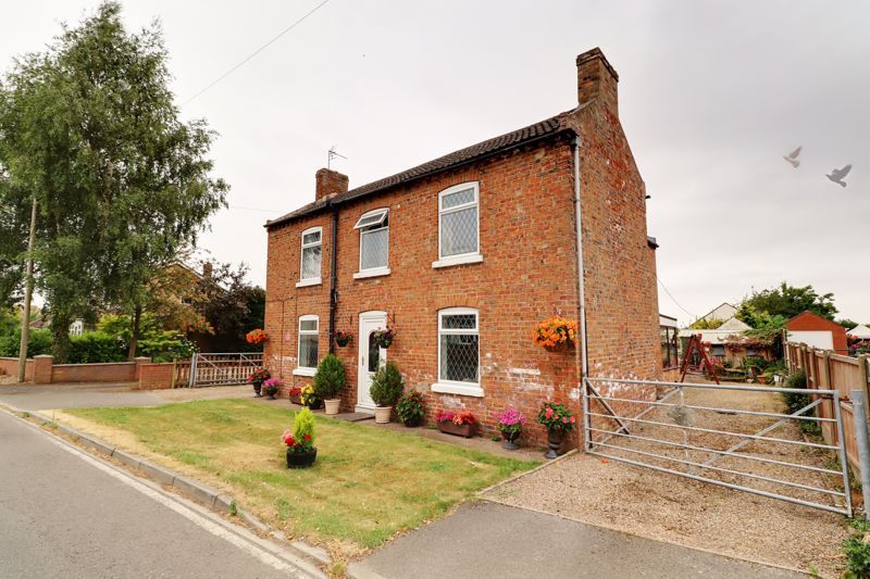 4 bed detached house for sale in Carrhouse Road, Belton, Doncaster DN9