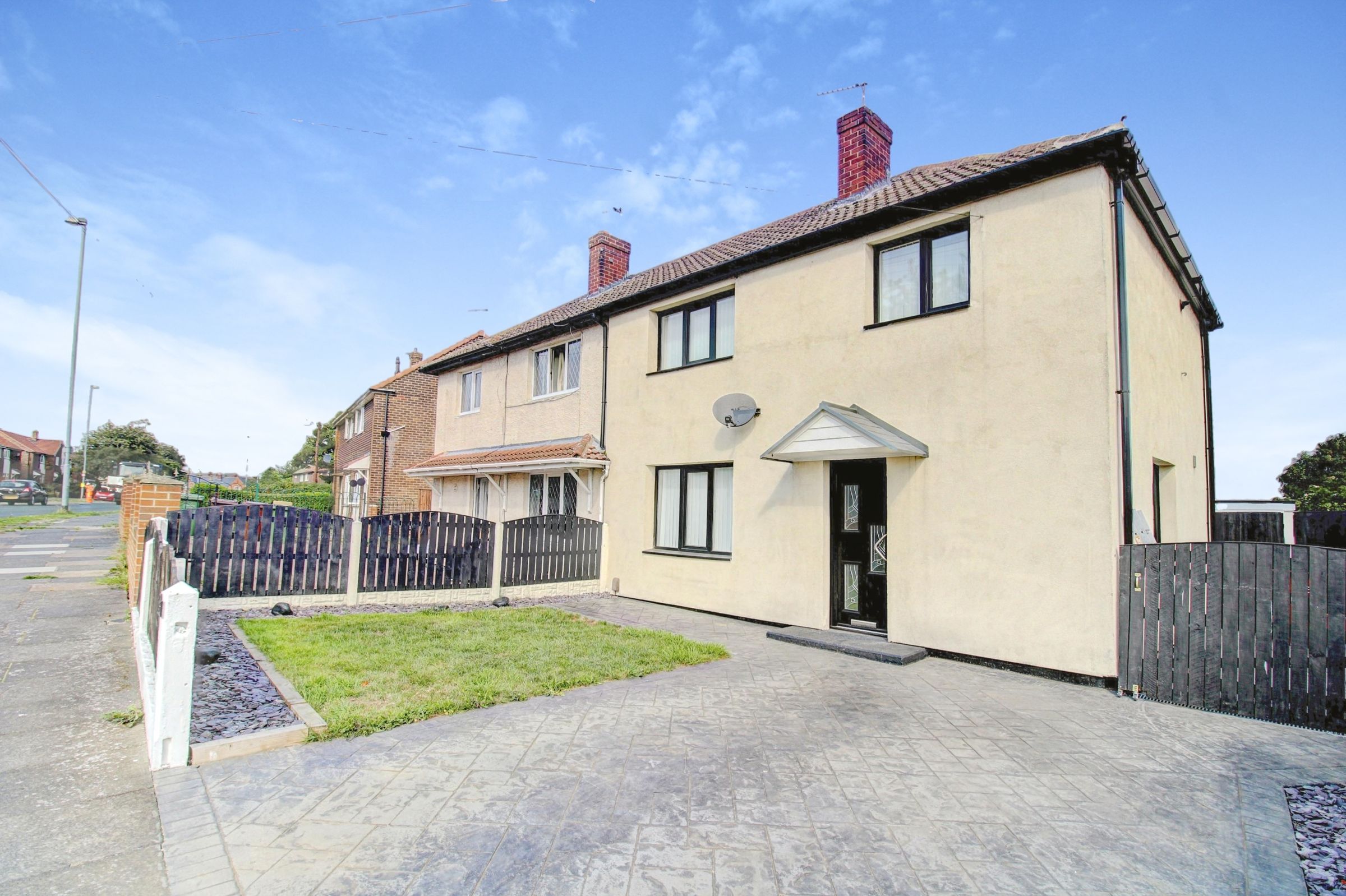3 bed semidetached house for sale in Elizabeth Drive, Castleford WF10