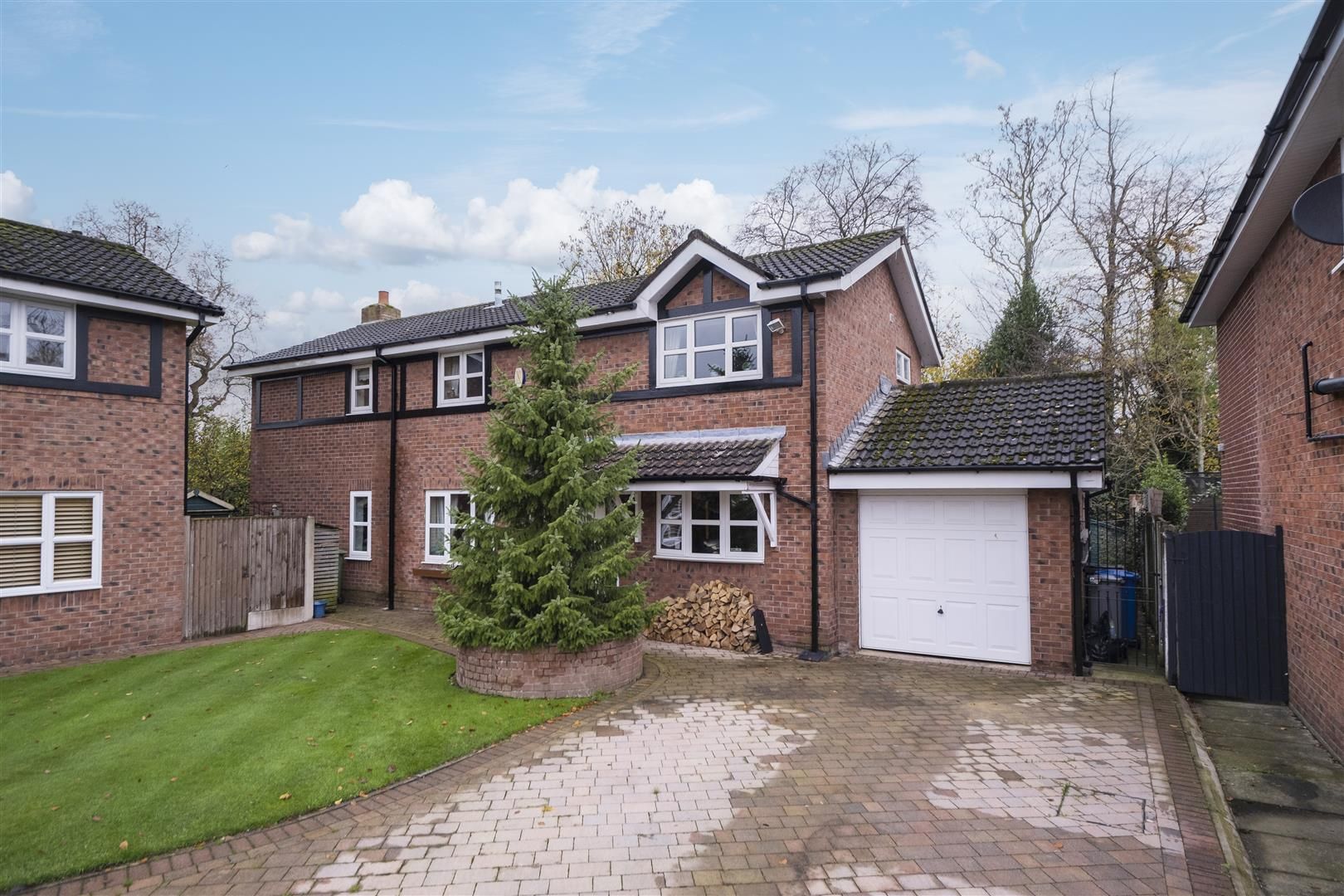 4 bed property for sale in Medway Crescent, Broadheath, Altrincham WA14