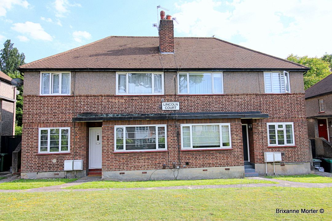 2 bed flat to rent in Lincoln Court, Chinbrook Road, Grove Park SE12