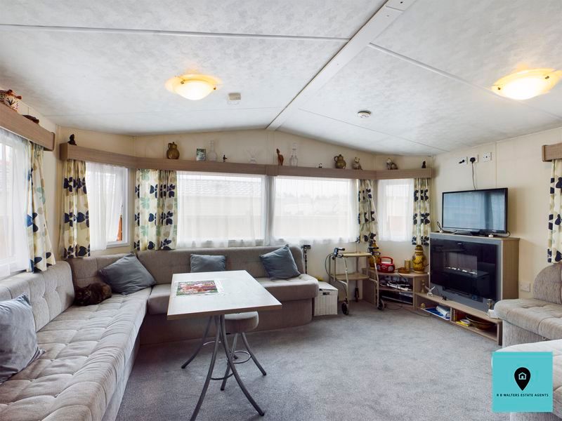 2 bed mobile/park home for sale in Tewkesbury Road, Norton, Gloucester