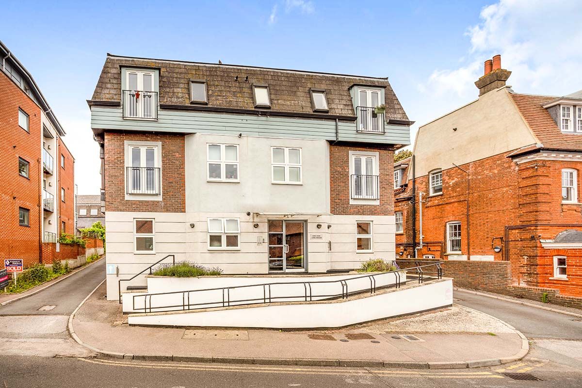 2 bed flat for sale in Lyons Crescent, Tonbridge TN9 Zoopla