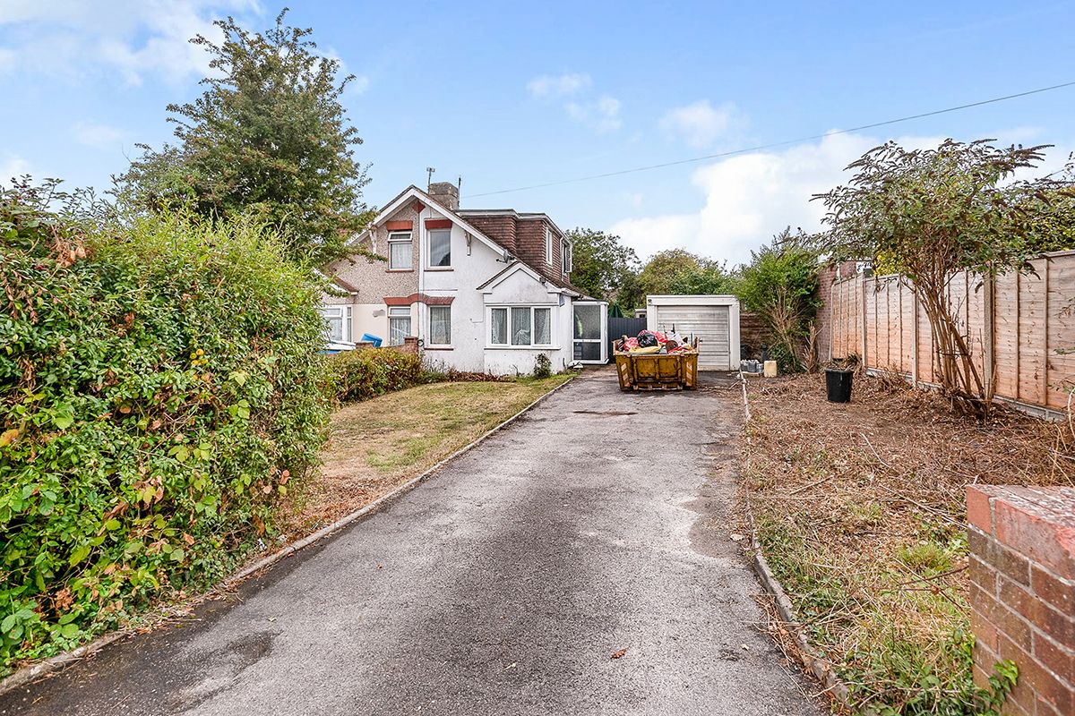 3 bed semidetached house for sale in Hart Plain Avenue, Waterlooville
