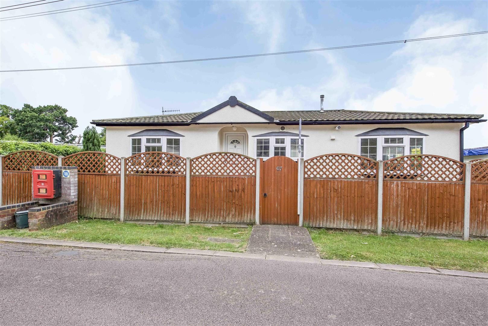 2 bed mobile/park home for sale in Meadow Close, Bricket Wood, St