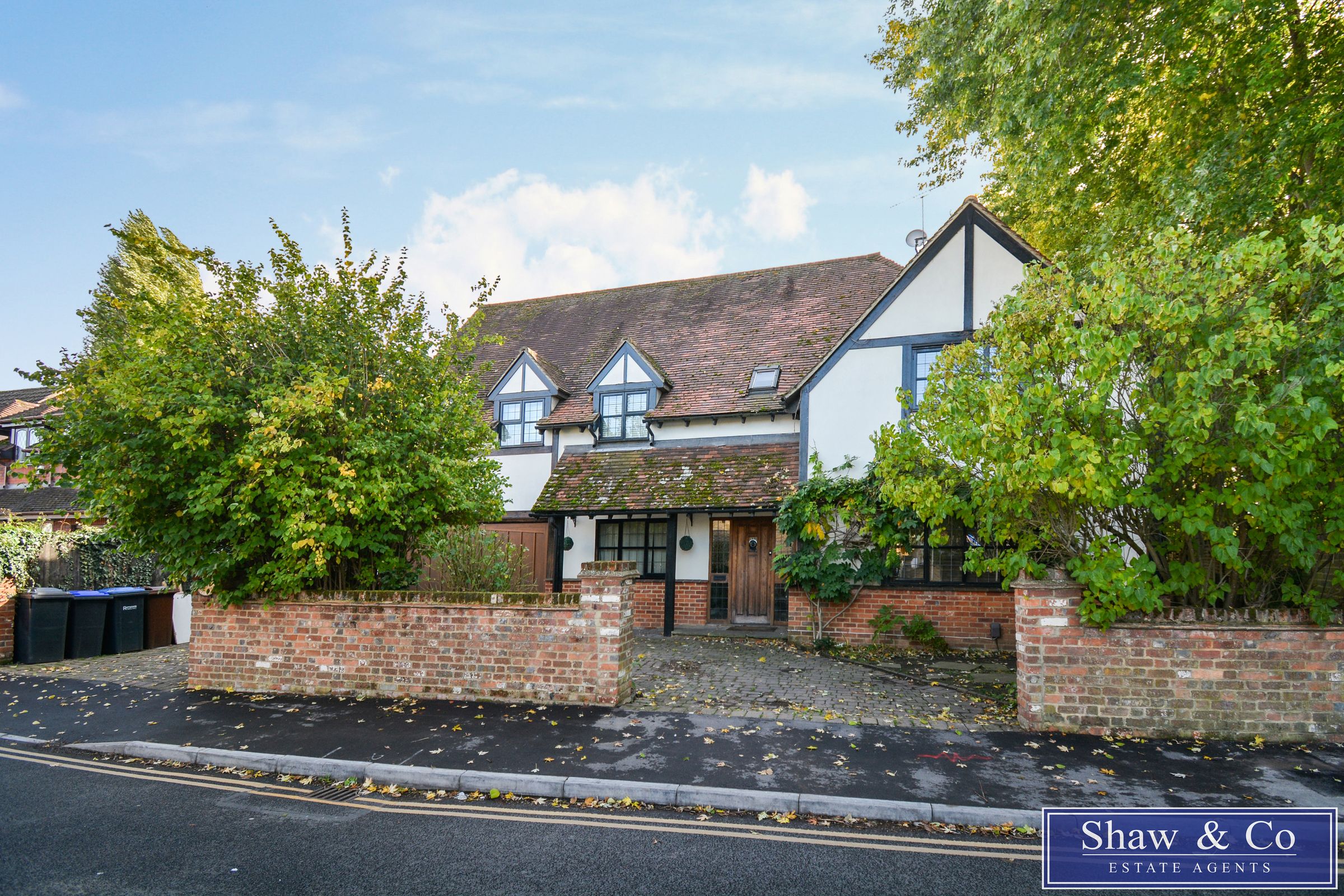 6 bed detached house for sale in Timsway, StainesUponThames TW18 Zoopla