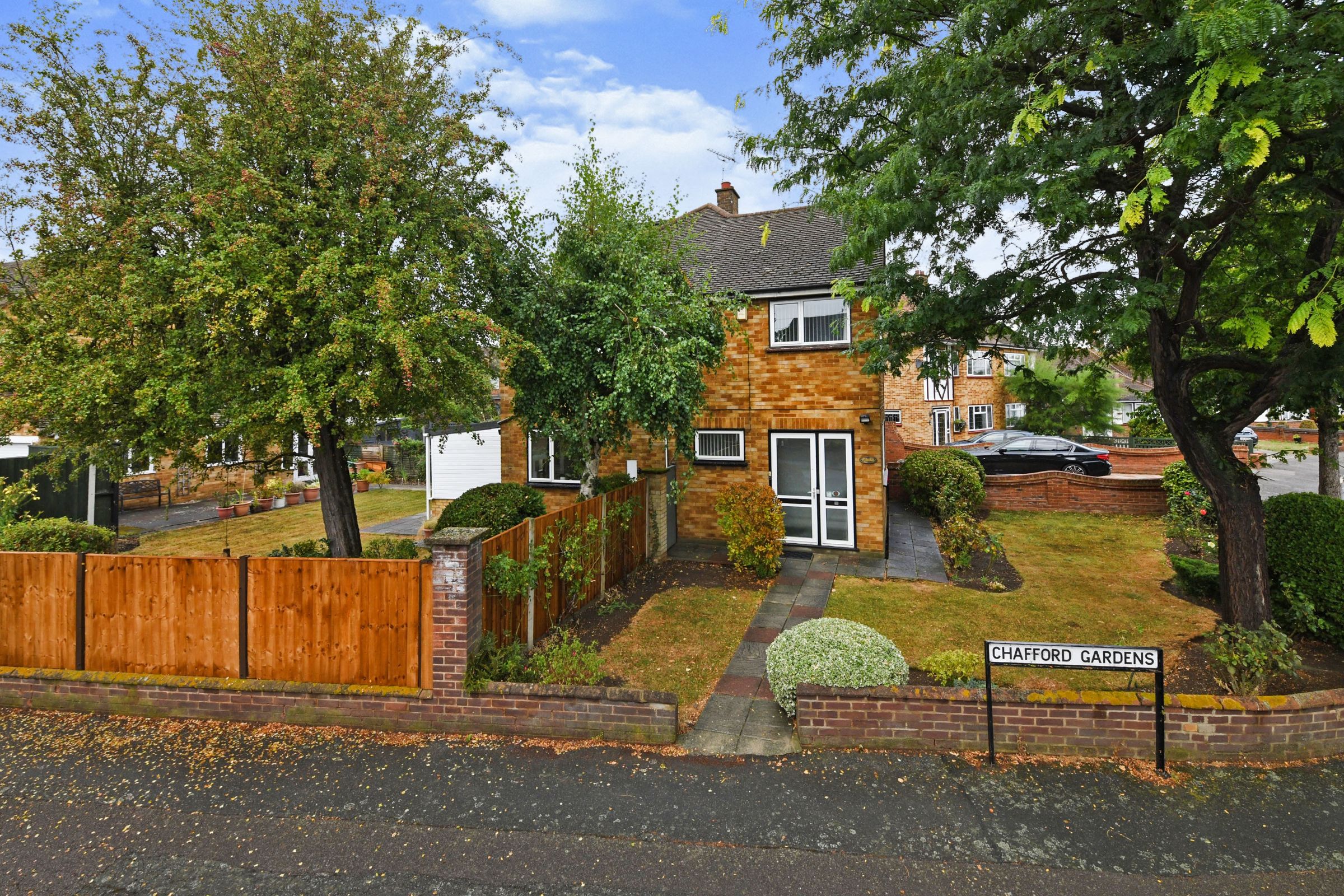 4 bed end terrace house for sale in Chafford Gardens, West Horndon