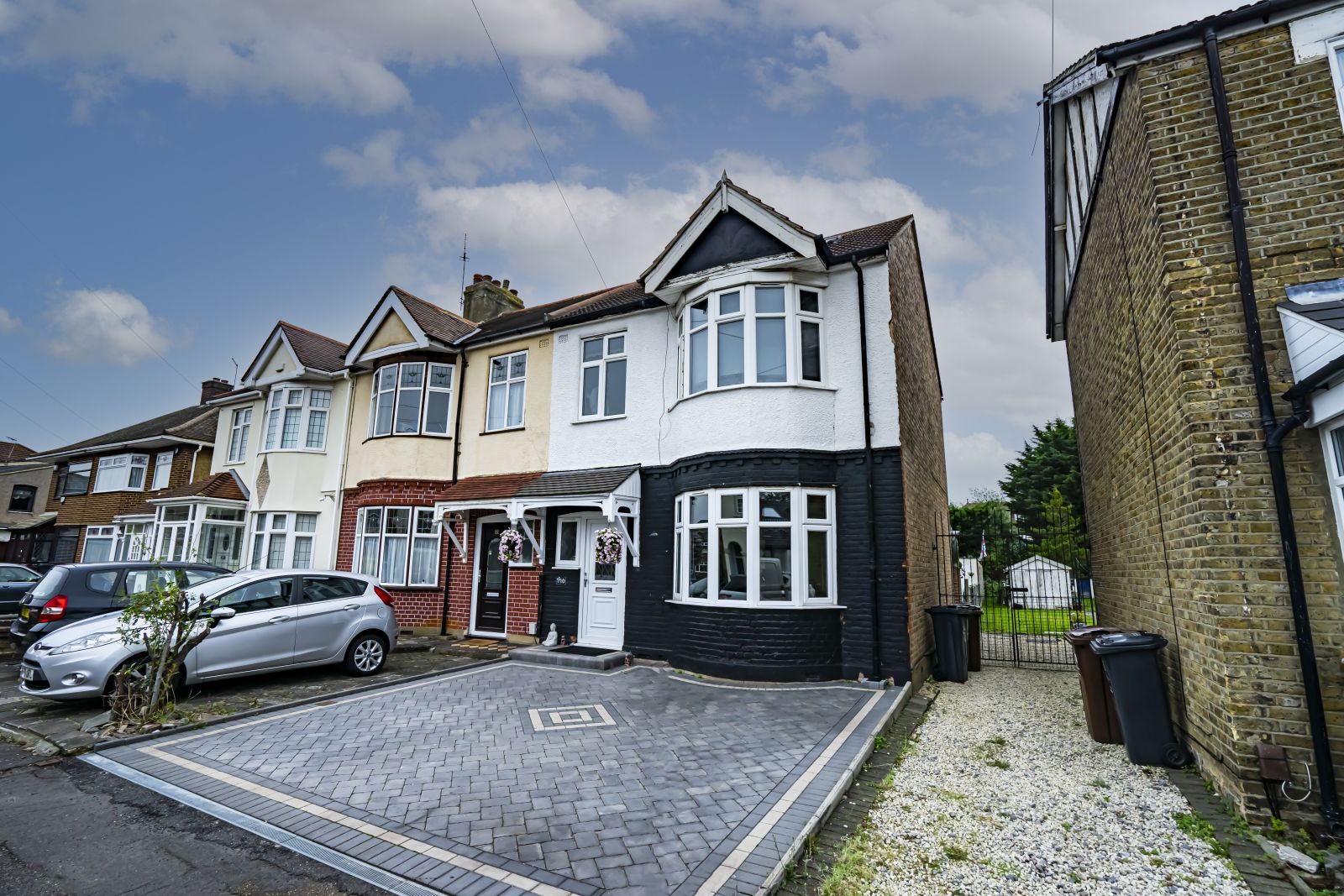 4 bed semidetached house for sale in Willow Road, Romford RM6 Zoopla