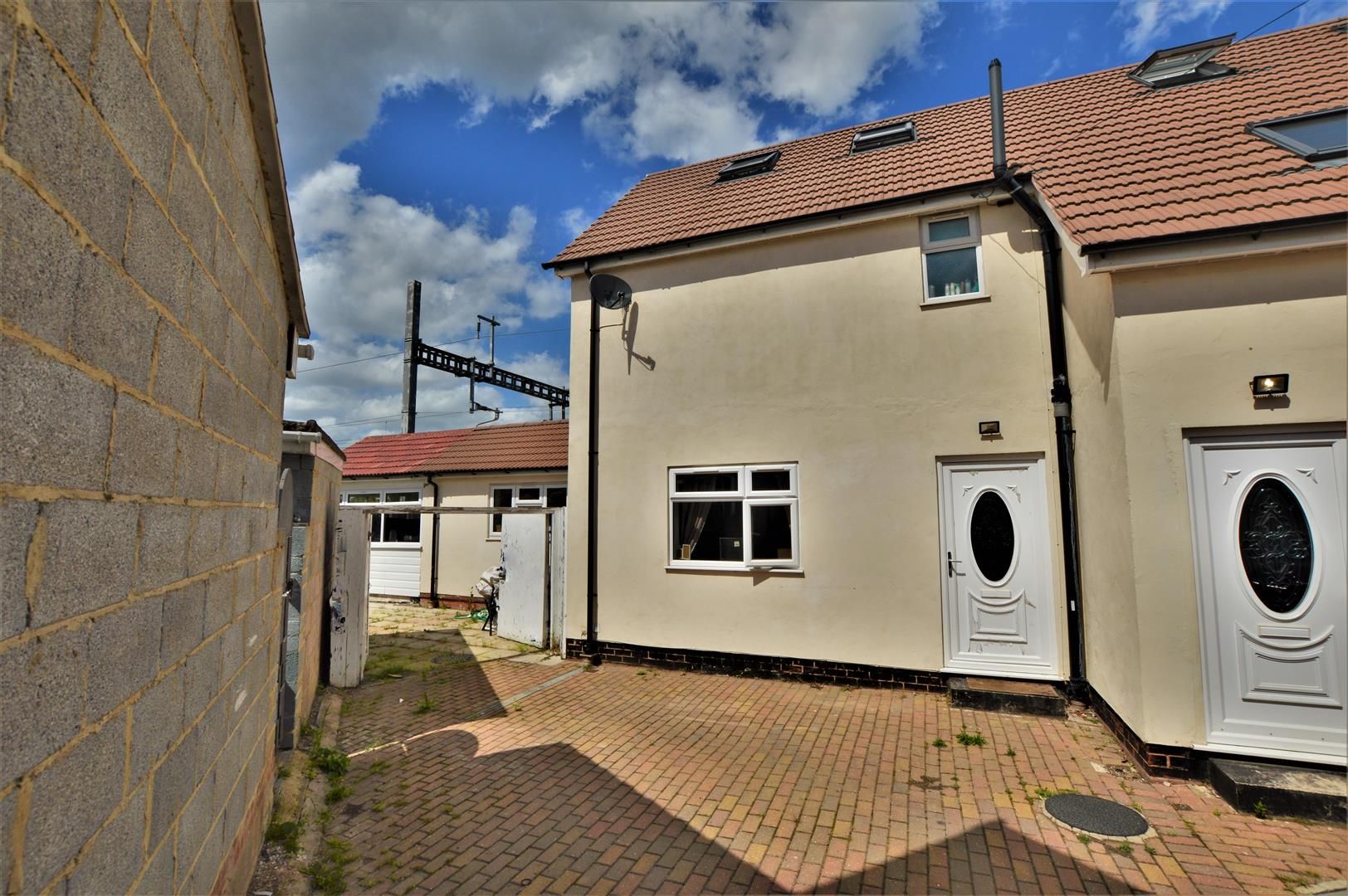 3 bed semidetached house for sale in Salt Hill Way, Slough SL1 Zoopla