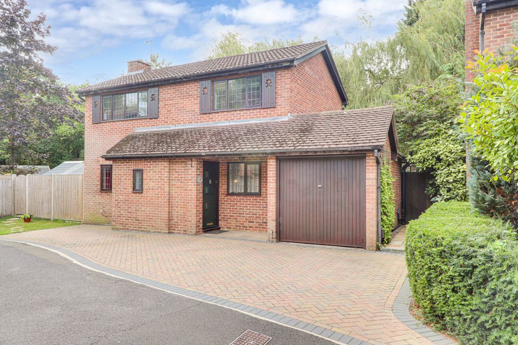 4 bed detached house to rent in Minden Close, Chineham, Basingstoke