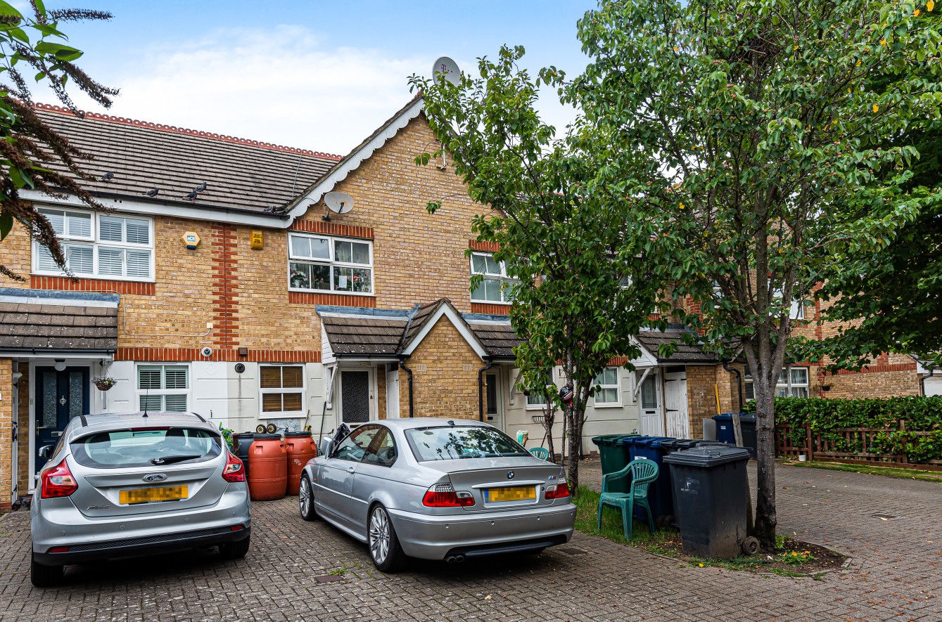 2 bed terraced house for sale in Arncliffe Close, London N11 Zoopla