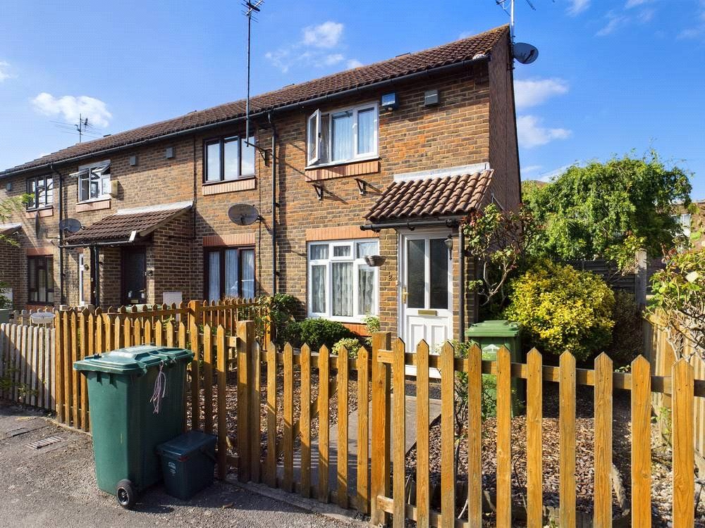 1 bed end terrace house for sale in Douglas Road, Stanwell, Middlesex