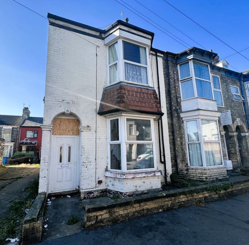 4 bed end terrace house for sale in 4 Adderbury Grove, Hull, North