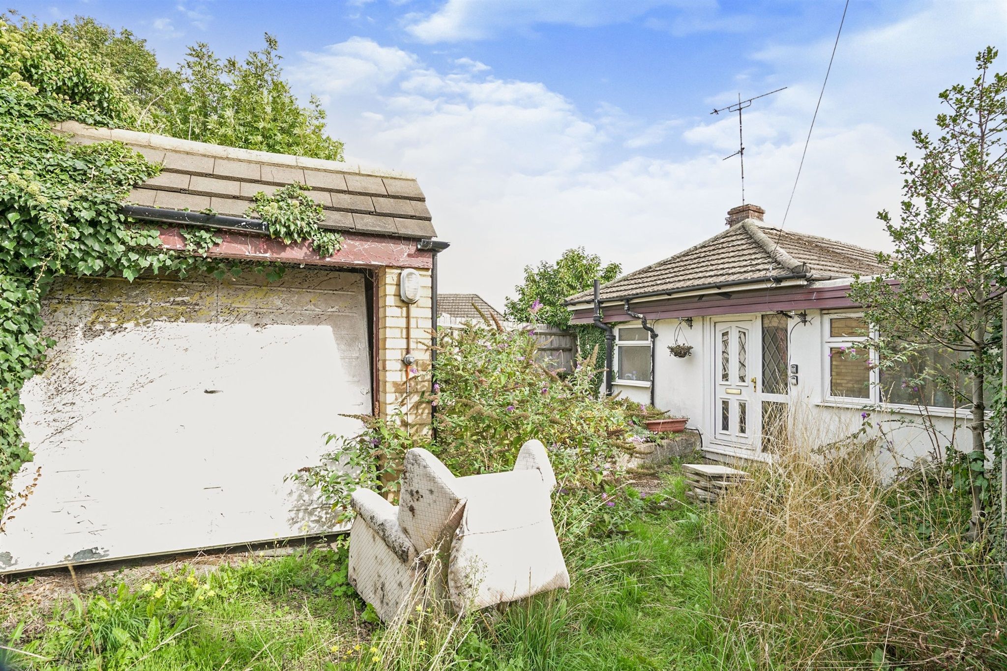 2 bed detached bungalow for sale in Limbury Road, Luton LU3 Zoopla