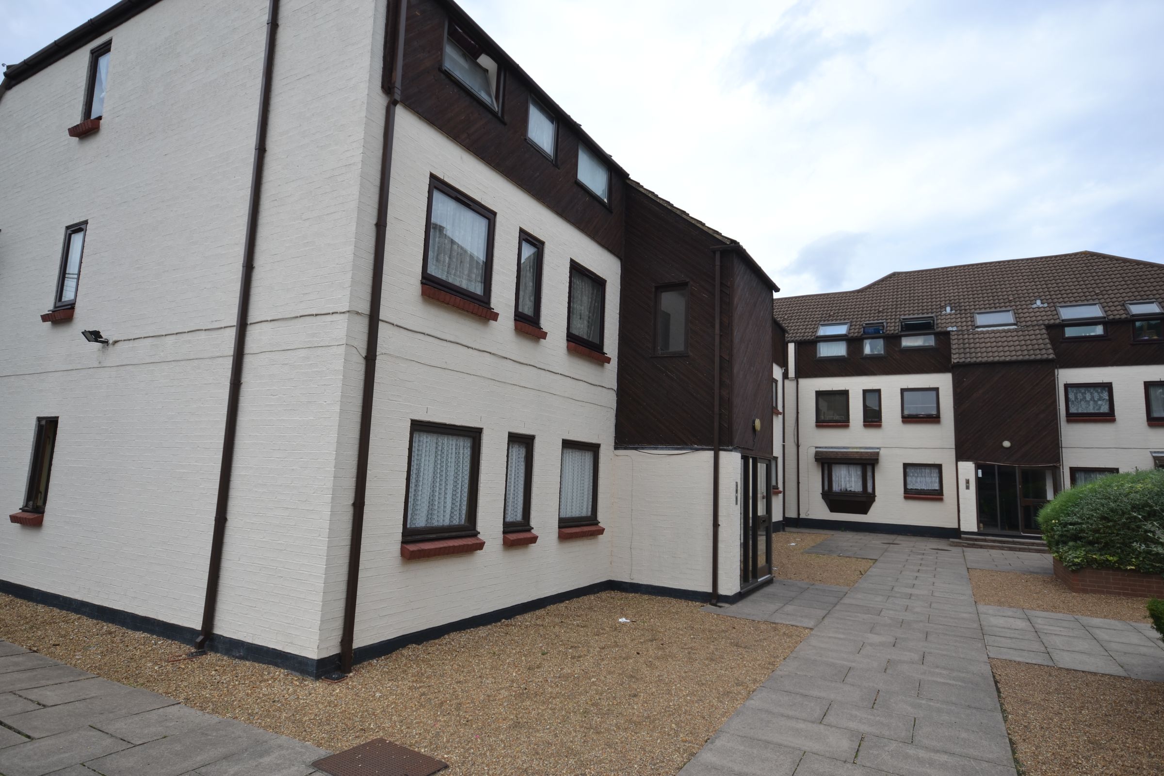 2 bed flat for sale in Connaught Road, Ilford IG1 Zoopla