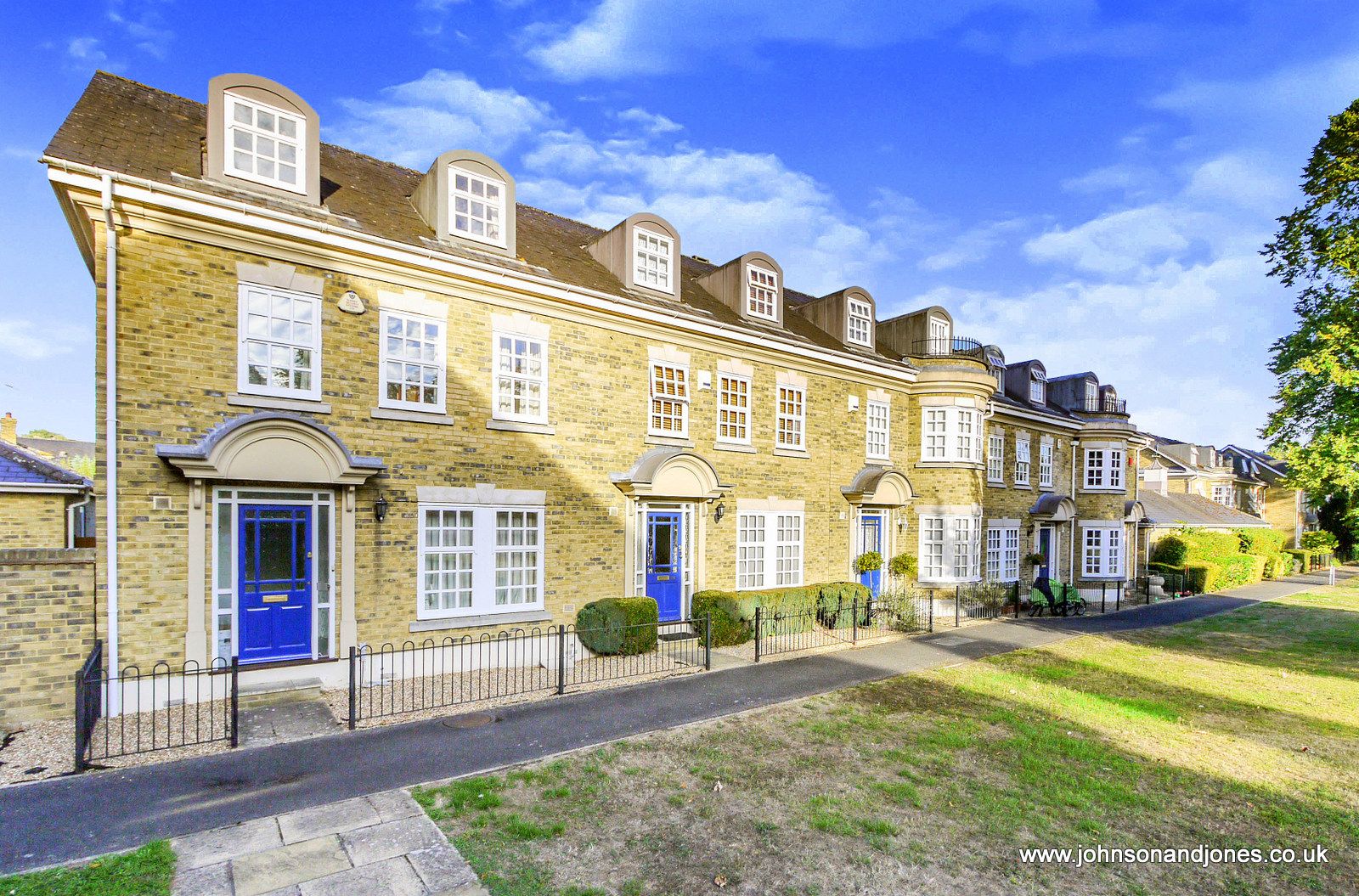 4 bed town house for sale in Lammas Close, StainesUponThames TW18