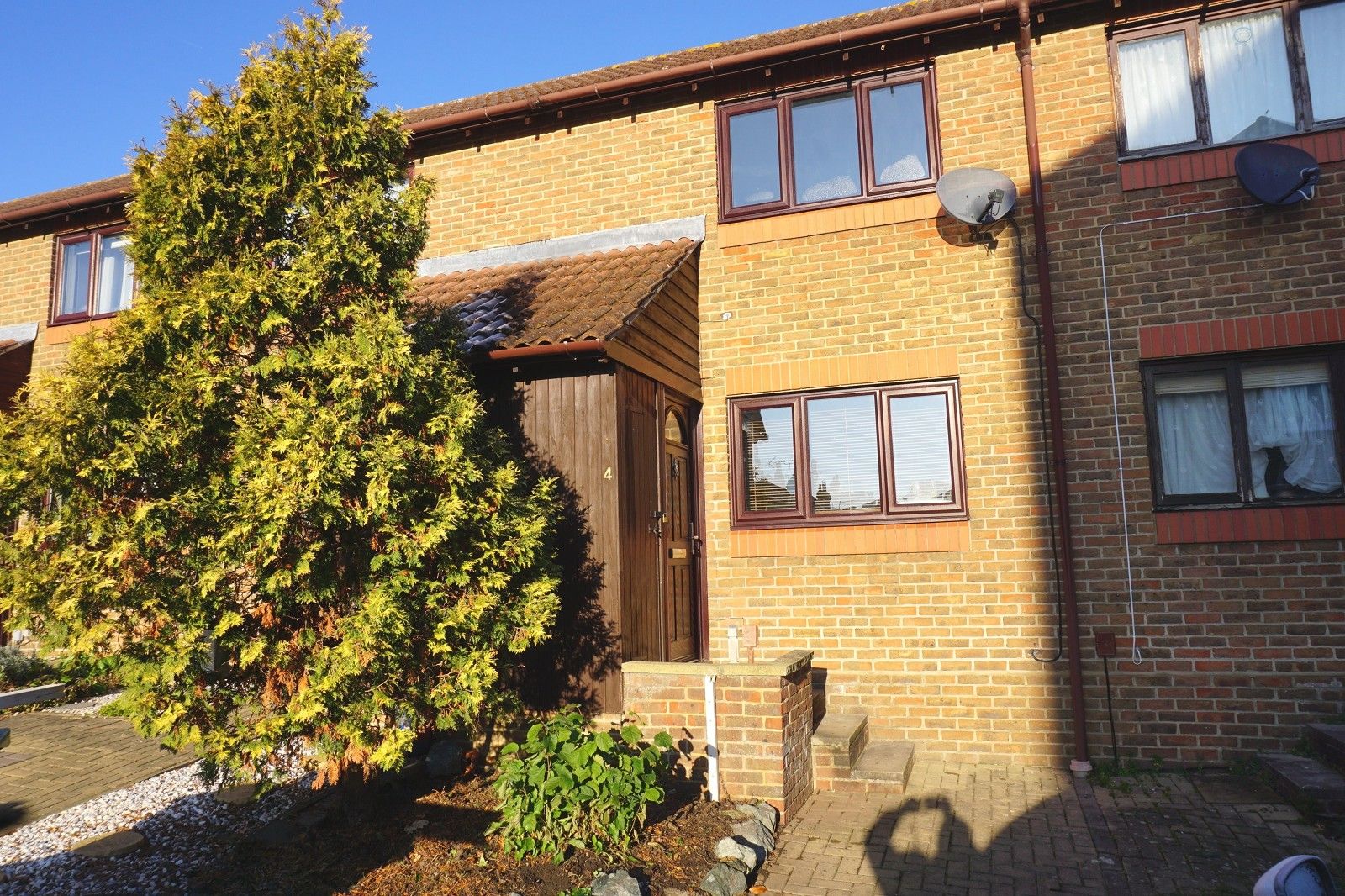 1 bed terraced house to rent in Warwick Grove, Surbiton, Surrey. KT5