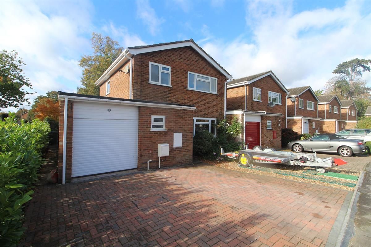 3 bed linkdetached house for sale in Glenwoods, Newport Pagnell MK16