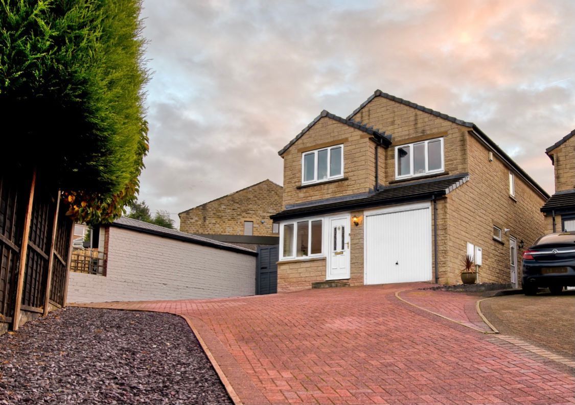 4 bed detached house for sale in Hoyle Beck Close, Linthwaite