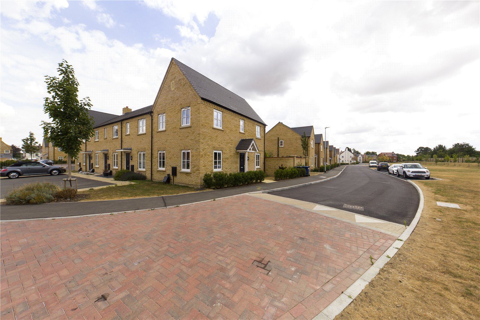 2 bed end terrace house for sale in Crest Drive, Fenstanton, Huntingdon