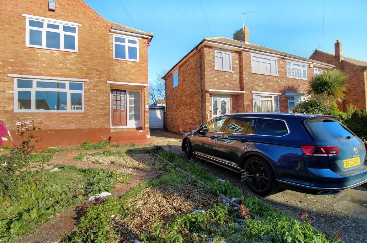 3 bed terraced house to rent in Pennine Avenue, Luton, Bedfordshire LU3