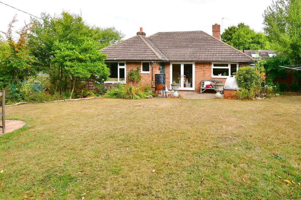 3 bed bungalow for sale in Main Street, Peasmarsh, Rye, East Sussex