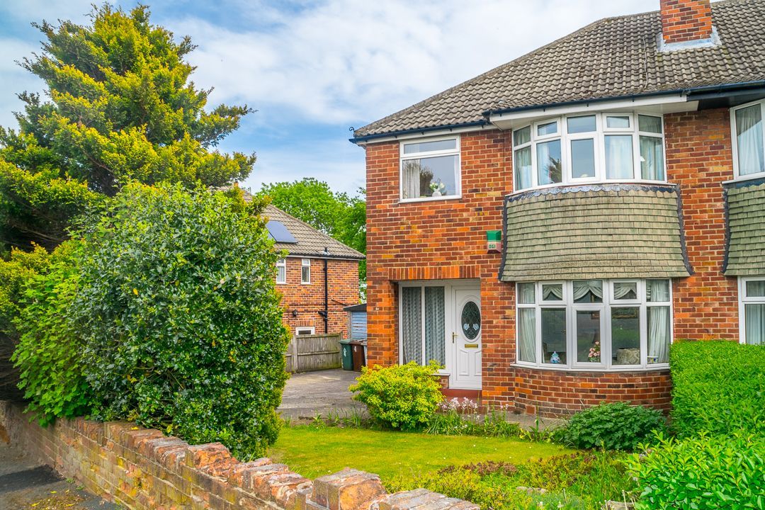 3 bed semidetached house for sale in Highfield Mount, Thornhill
