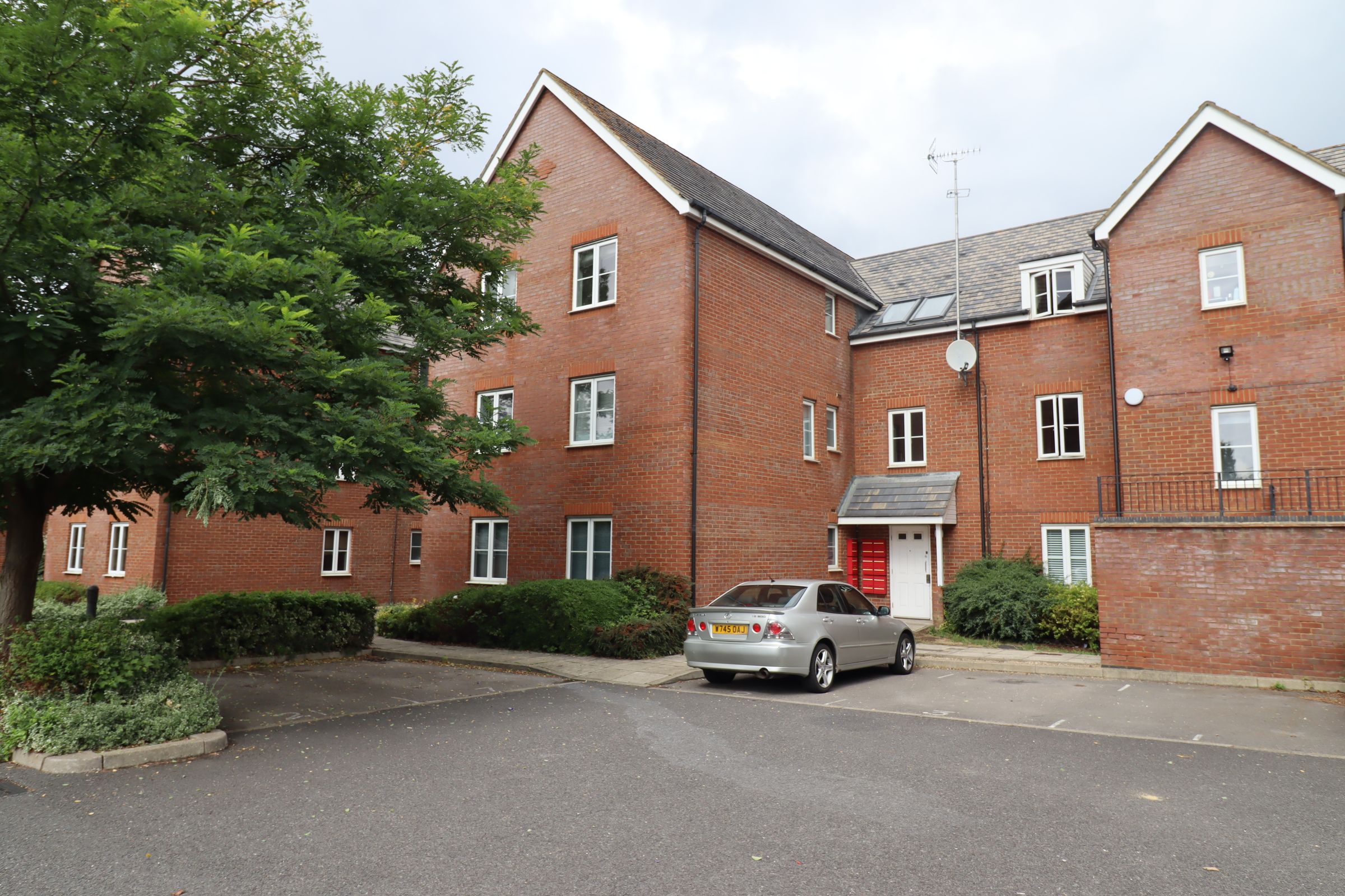 2 bed flat to rent in Hughes Croft, Bletchley, Milton Keynes MK3 Zoopla