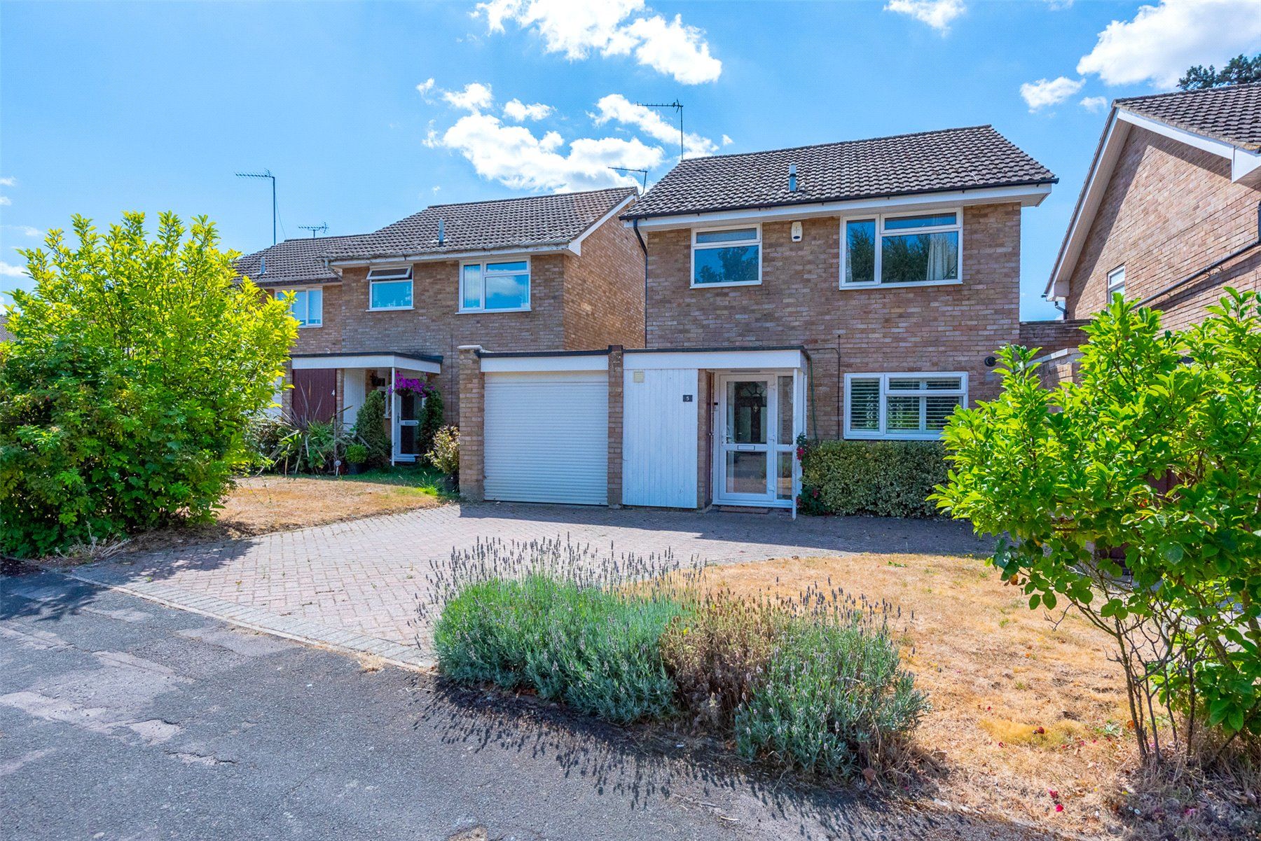 3 bed linkdetached house for sale in Falstone, Woking GU21 Zoopla