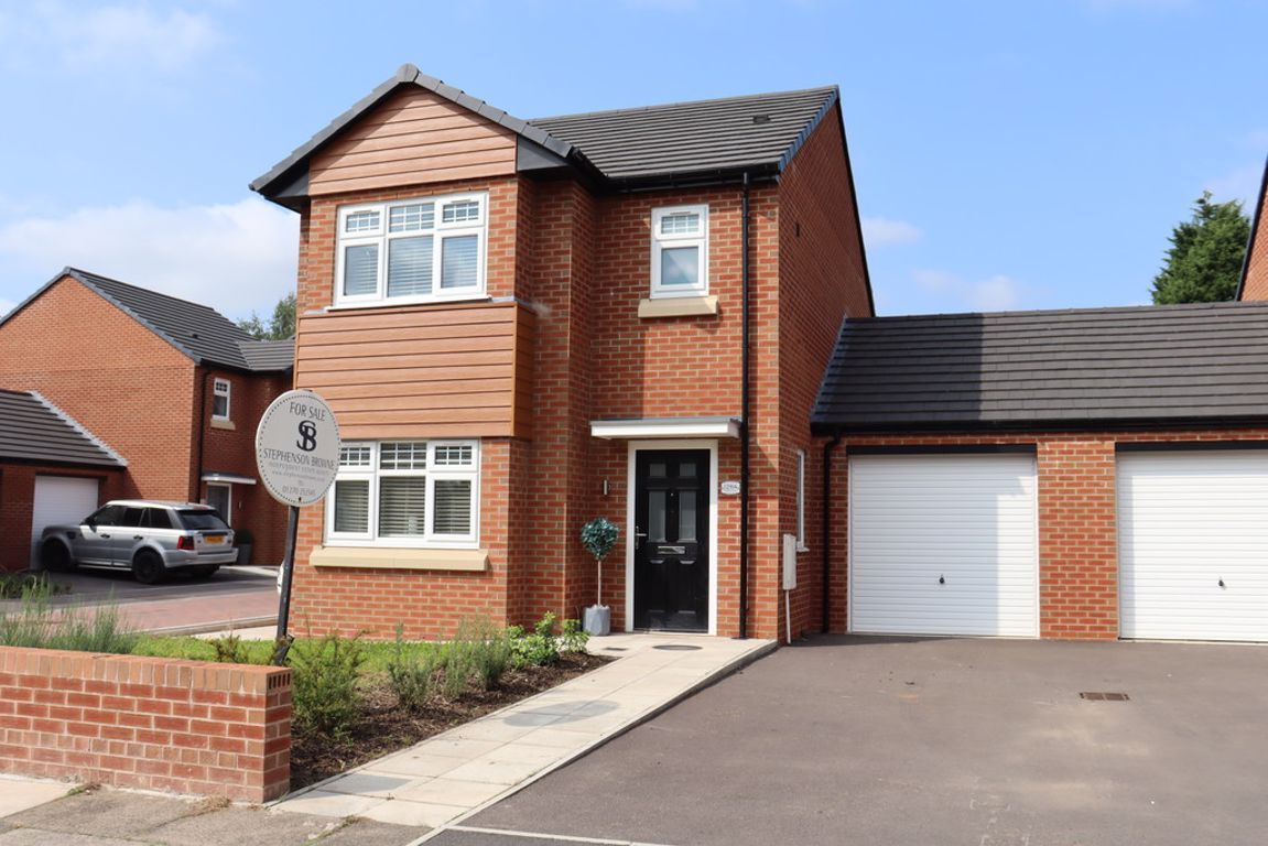 3 bed linkdetached house to rent in Manor Way, Crewe, Cheshire CW2