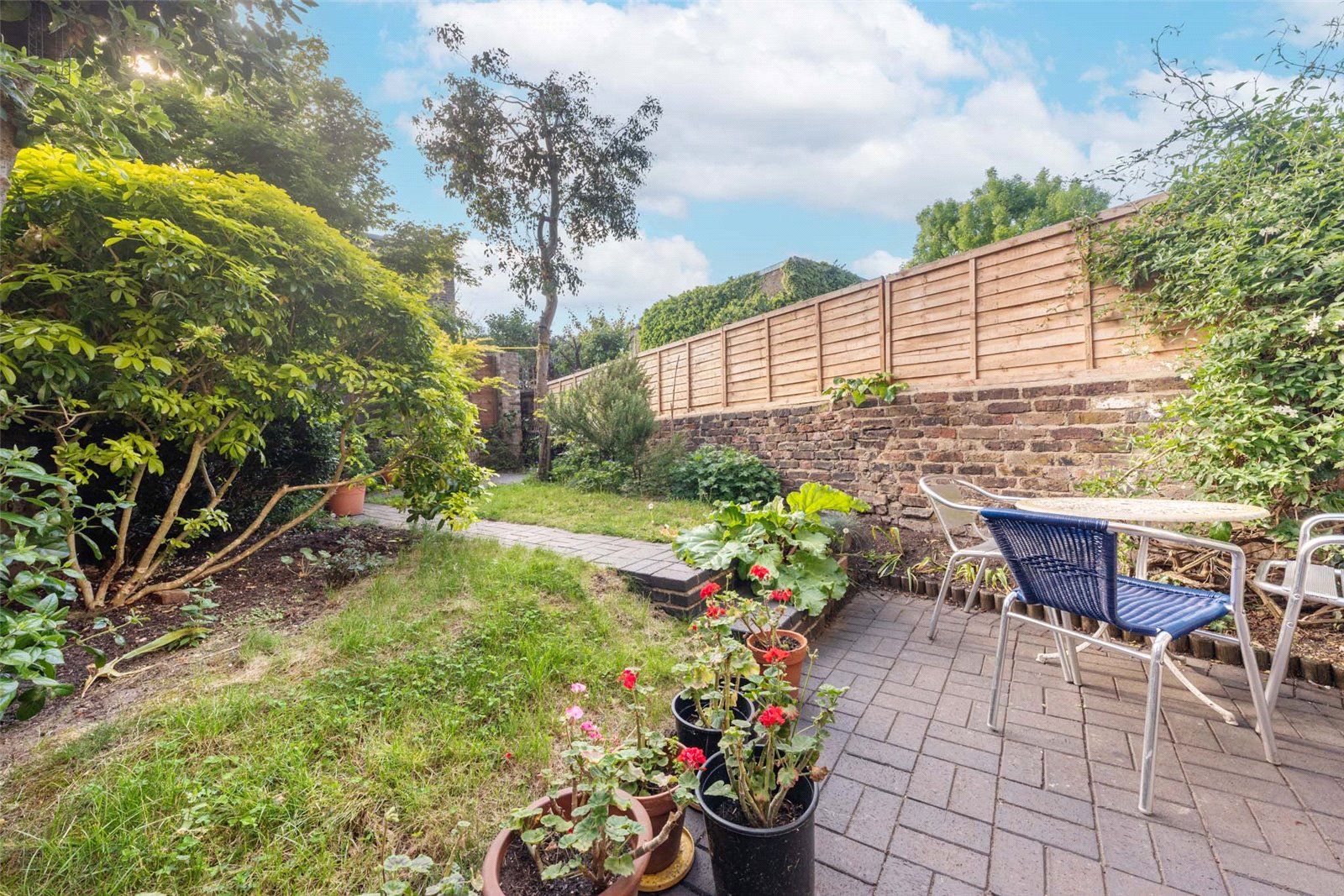 3 bed terraced house to rent in Lawford Road, De Beauvoir, London N1