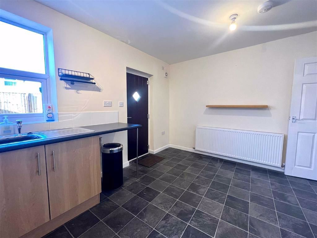 2 bed terraced house to rent in South Street North, New Whittington