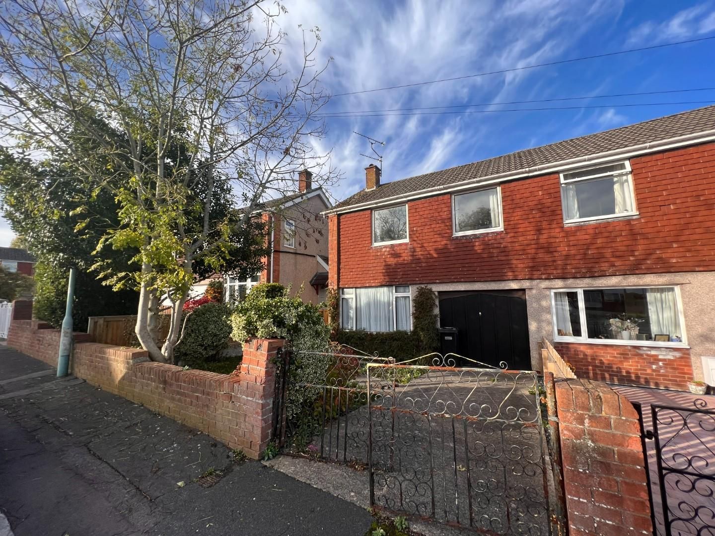 3 bed semidetached house for sale in Courtlands, Keynsham, Bristol