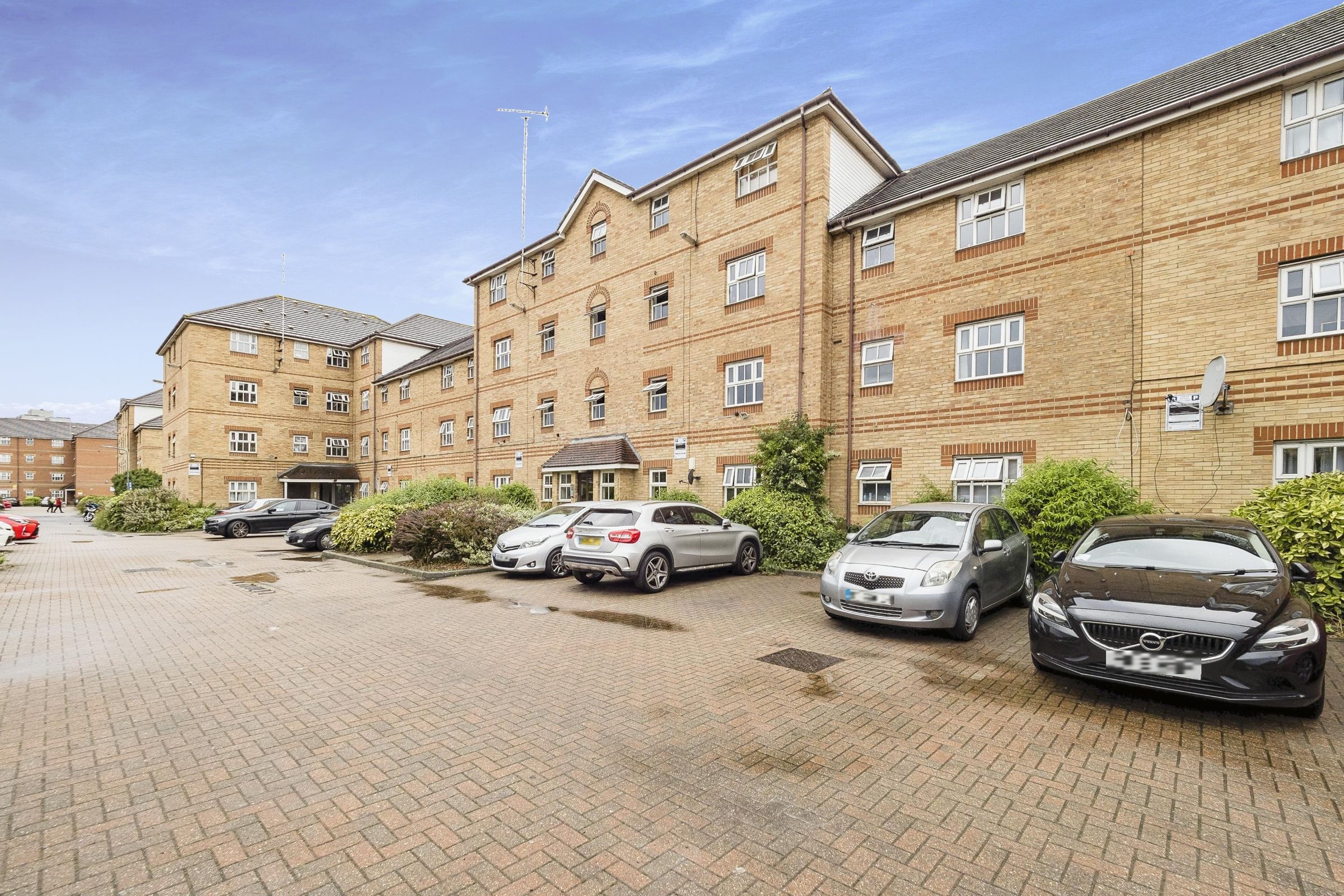 2 bed flat for sale in Bluebell Way, Ilford IG1 Zoopla