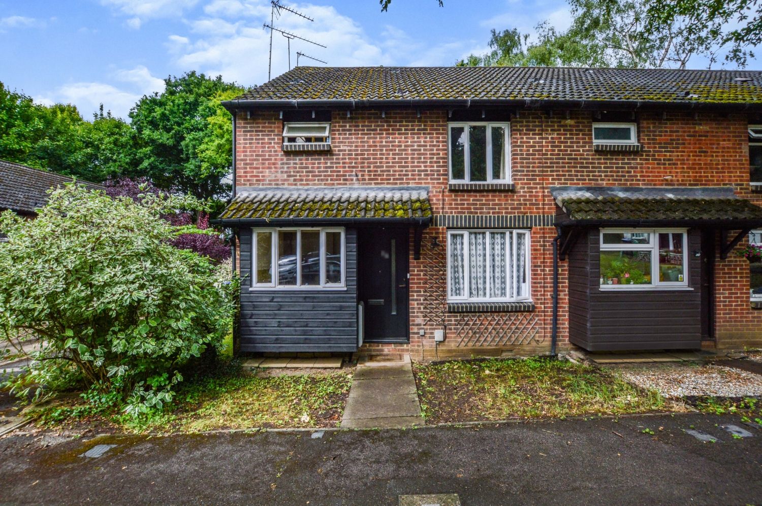 1 bed end terrace house for sale in Overthorpe Close, Knaphill, Woking