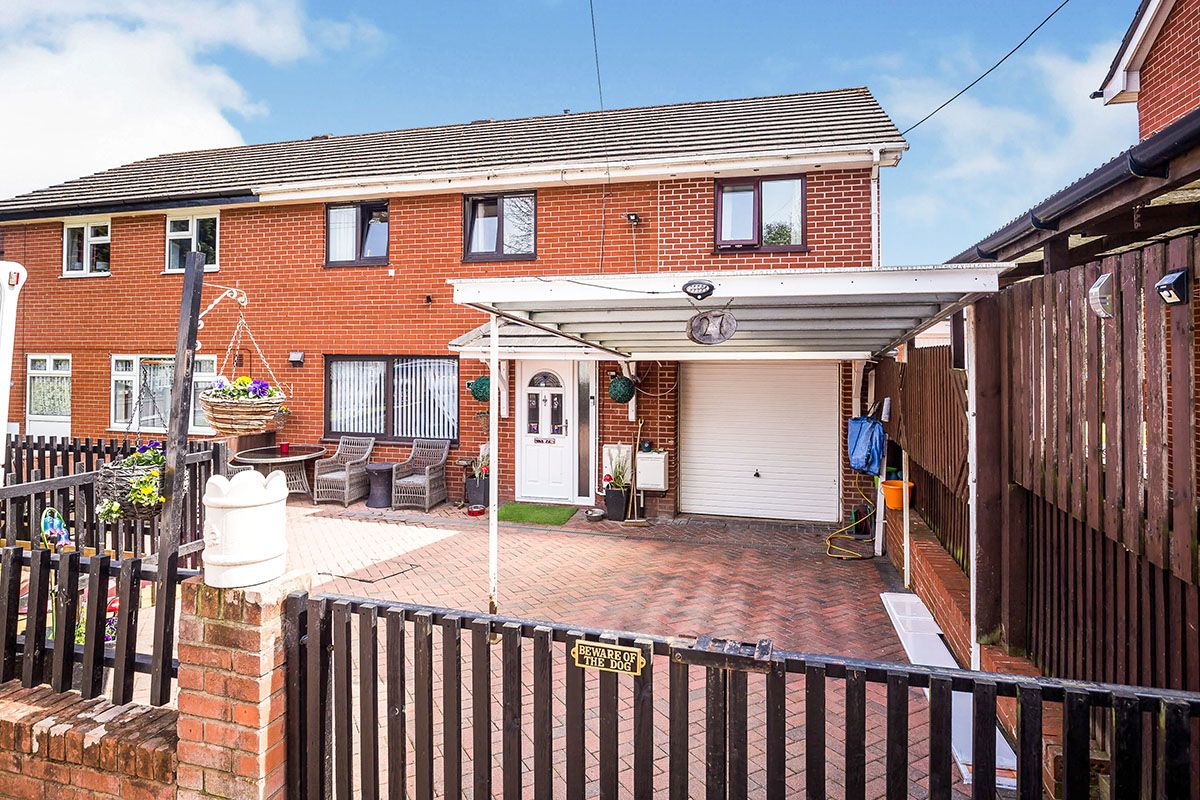 4 bed semidetached house for sale in Queen Elizabeth Drive, Oswestry