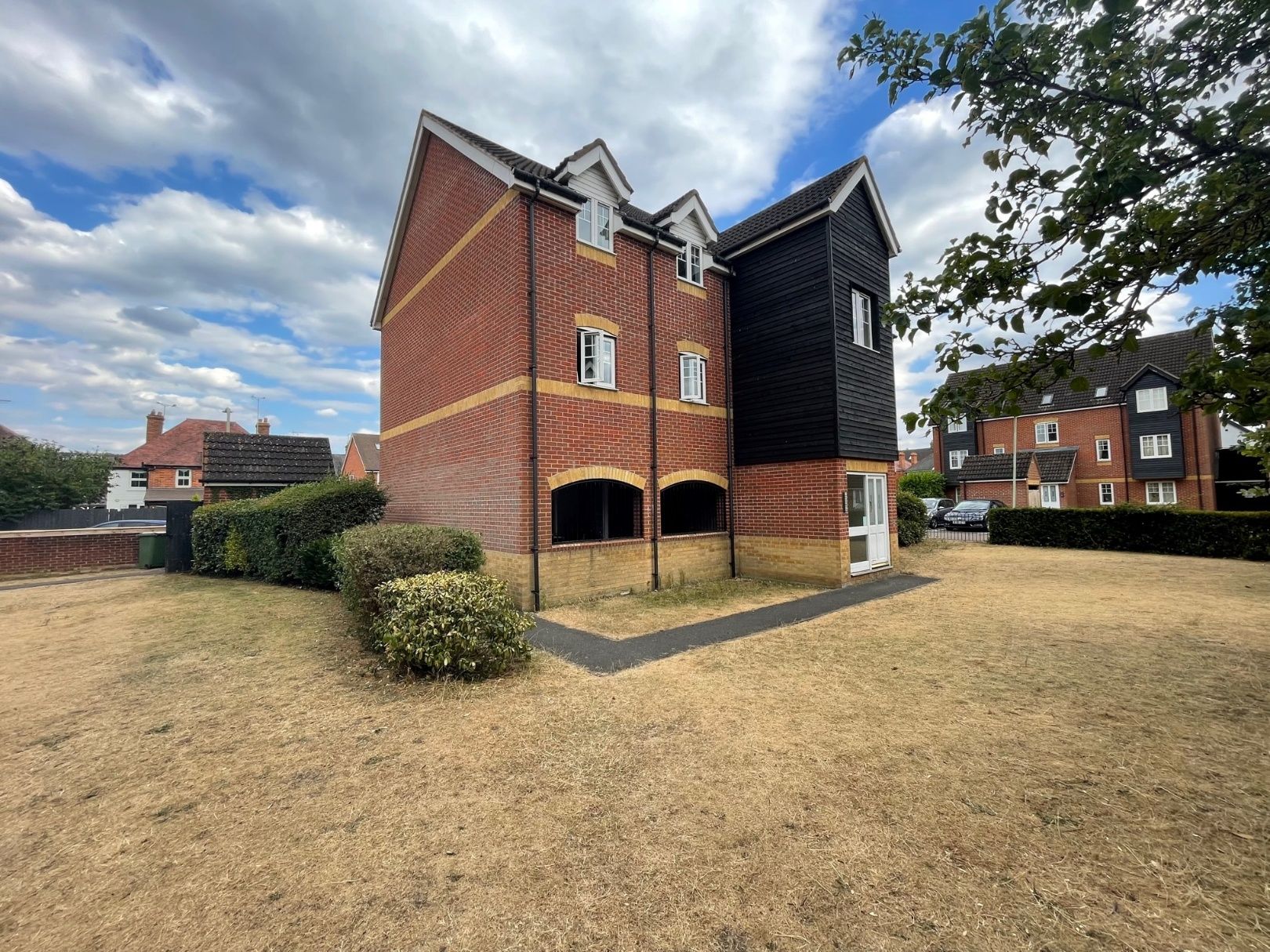 2 bed flat to rent in Harbury Court, Newbury RG14 Zoopla
