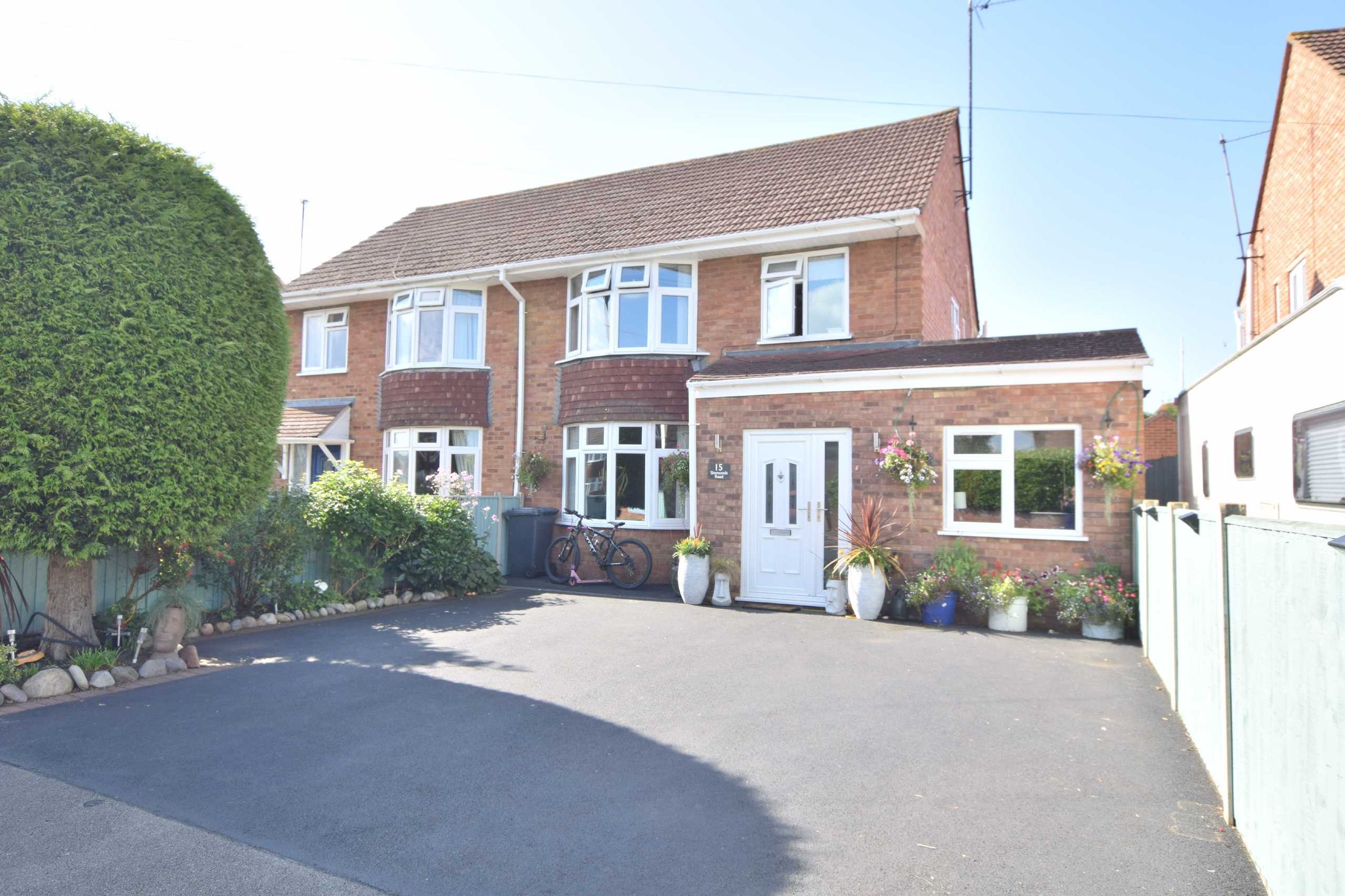 3 bed semidetached house for sale in Simmonds Road, Hucclecote