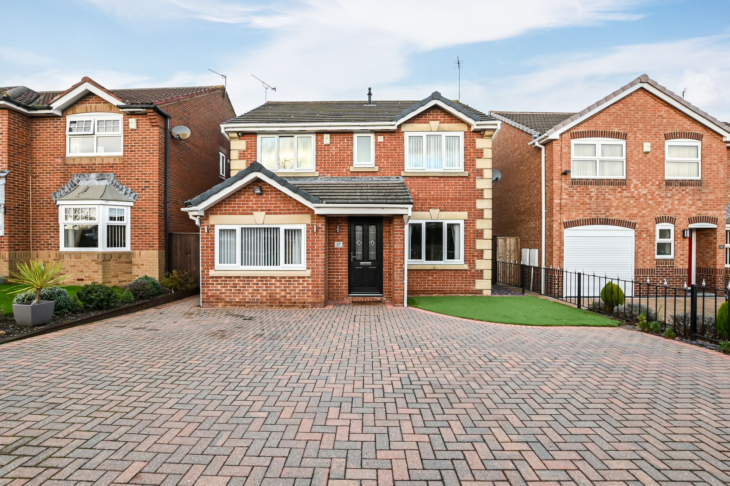 4 bed detached house for sale in Horton Drive, Northburn Wood