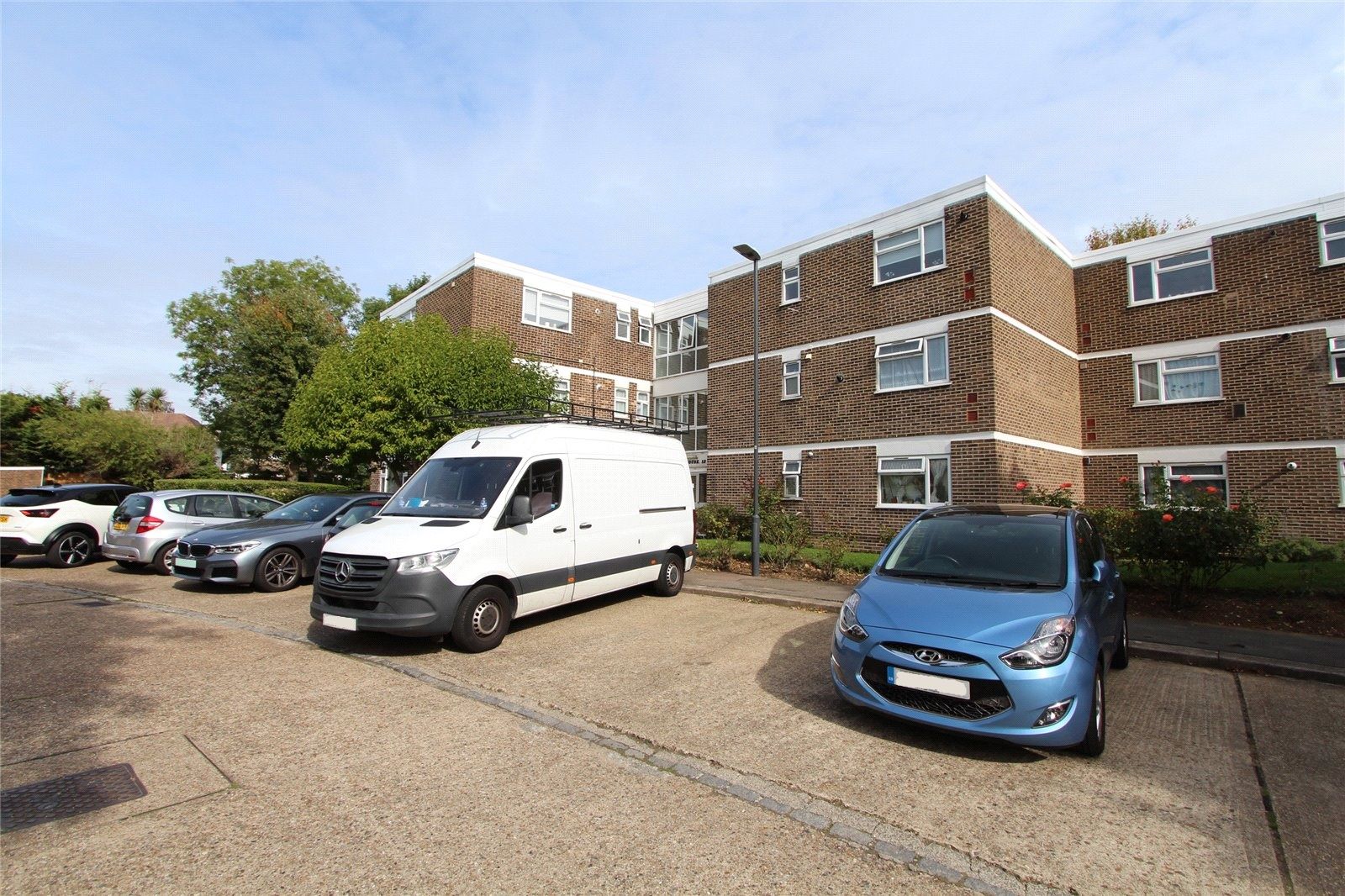 2 bed flat to rent in Stratton Close, Edgware HA8 Zoopla