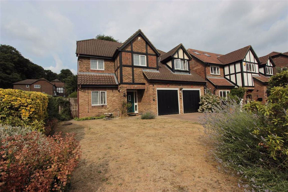 4 bed detached house for sale in Hartland Close, Winchmore Hill, London