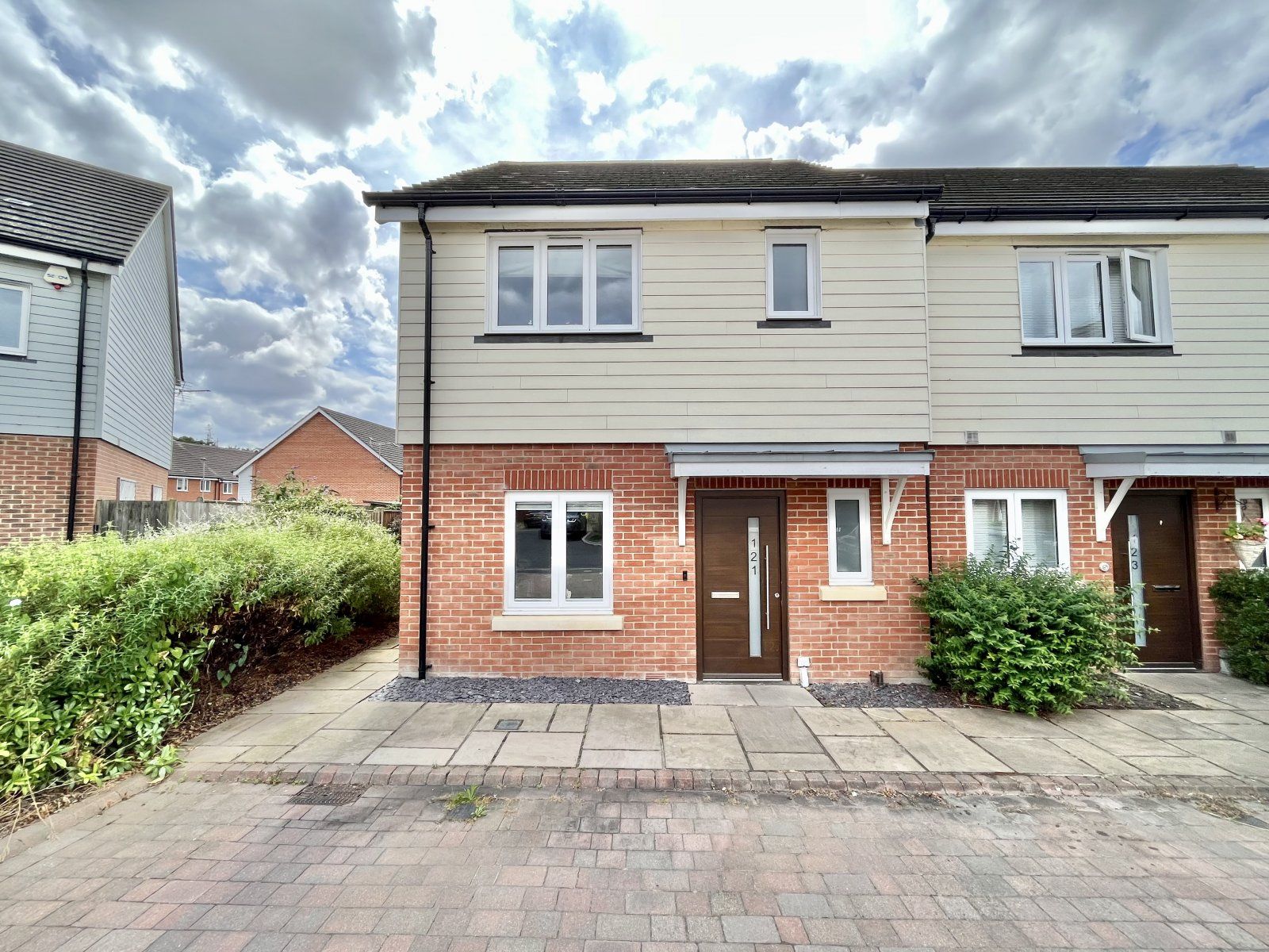 3 bed semidetached house for sale in Willowbourne, Fleet, Hampshire