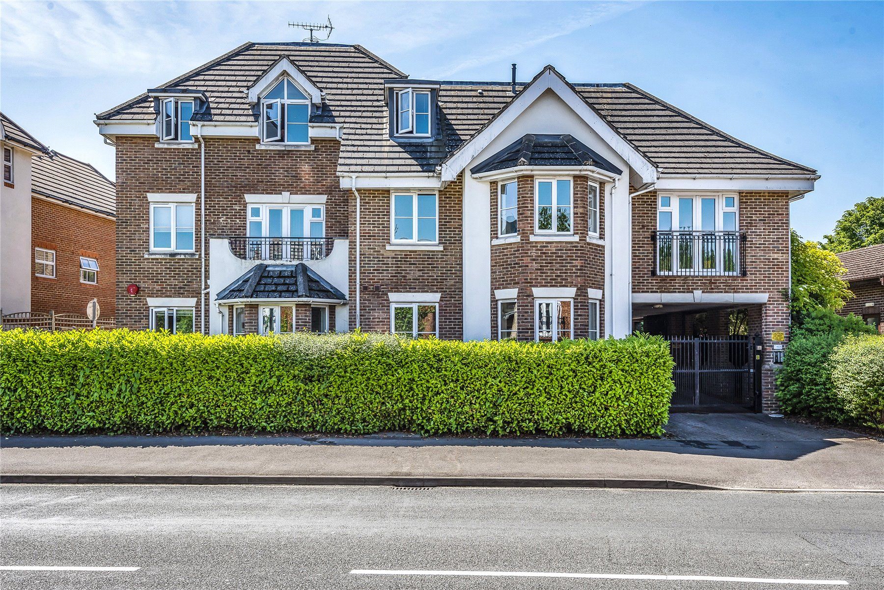 100 Goldsworth Road, Woking GU21