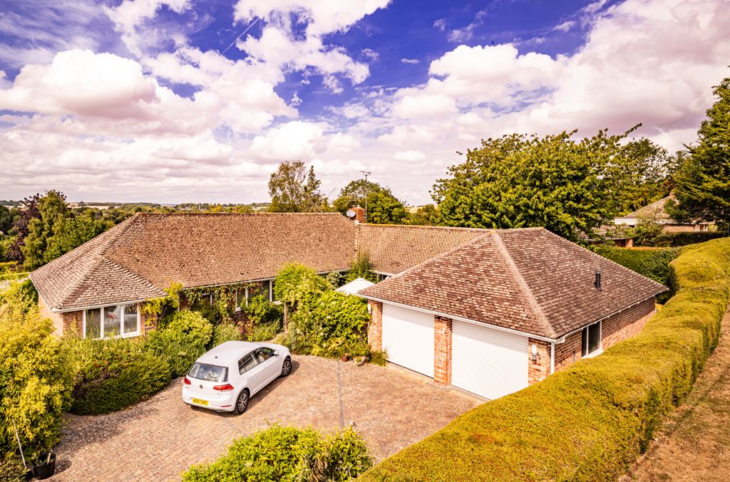 4 bed detached house for sale in Mantry, Compton RG20 Zoopla