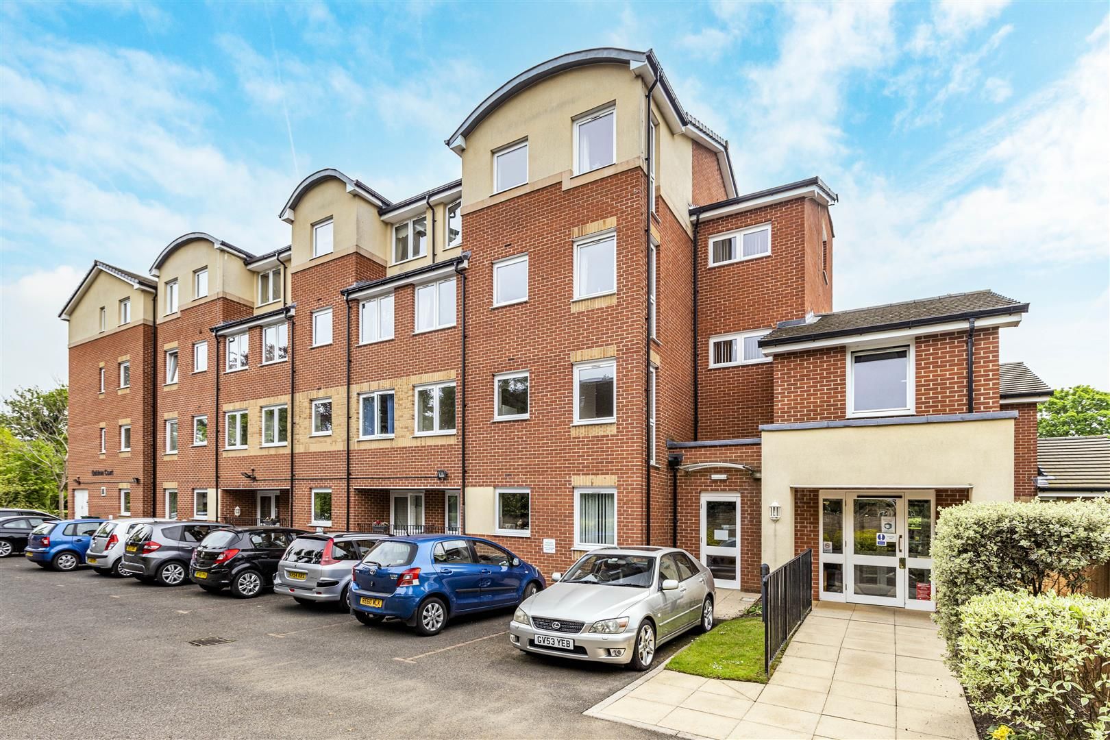 1 bed property for sale in Oaktree Court, Addlestone Park, Addlestone