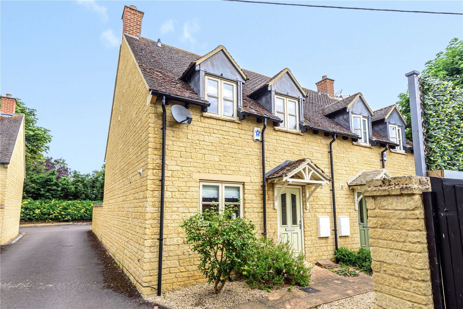 3 bed semidetached house for sale in The Courtyard, Aston, Bampton