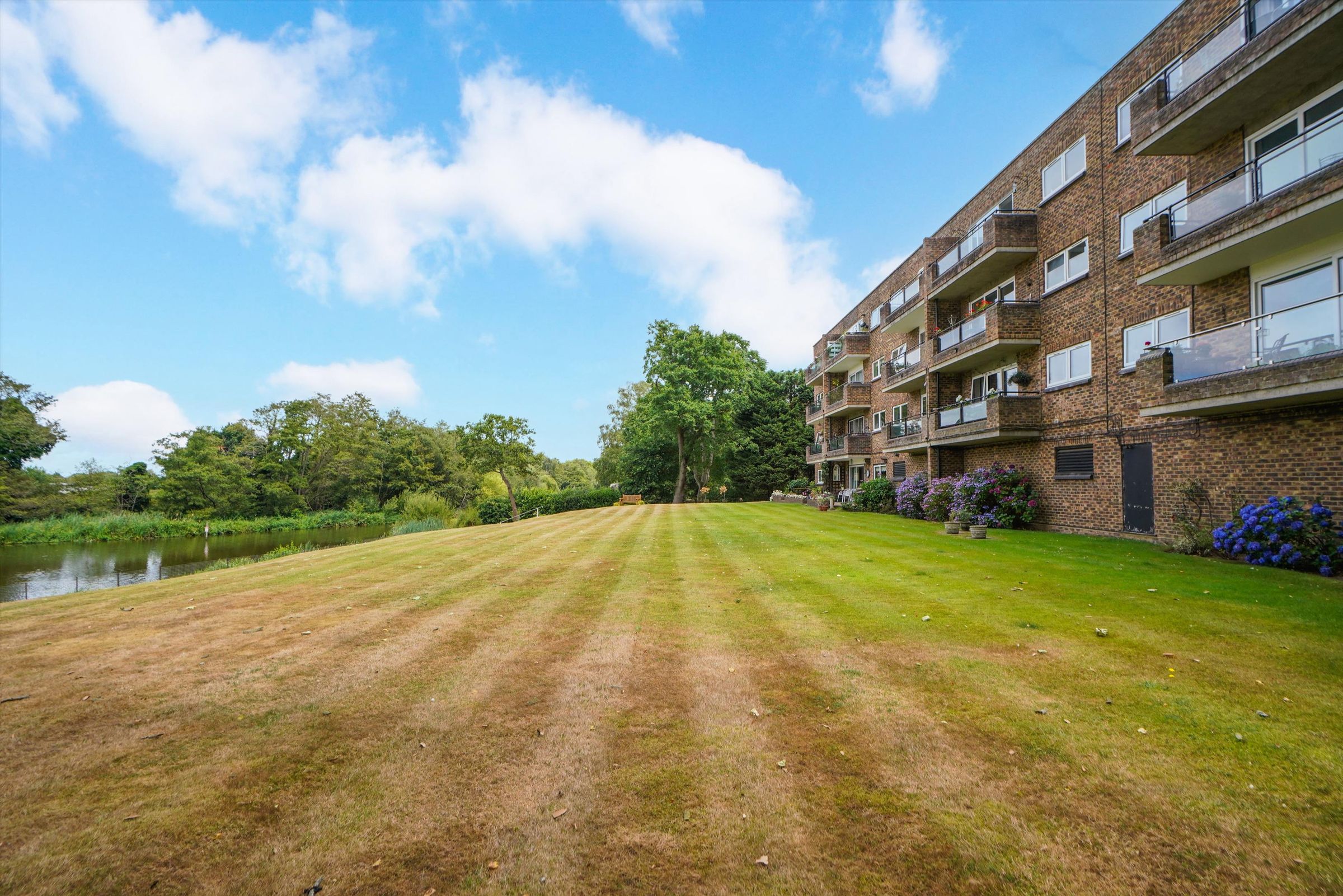 2 bed flat for sale in Farington Acres, Vale Road, Weybridge, Surrey